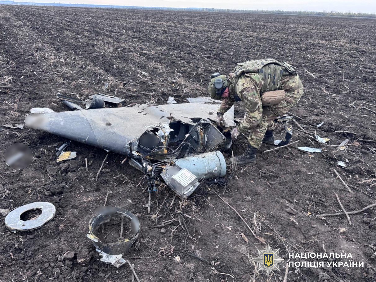 вибухотехнік оглядає уламки ворожого дрона