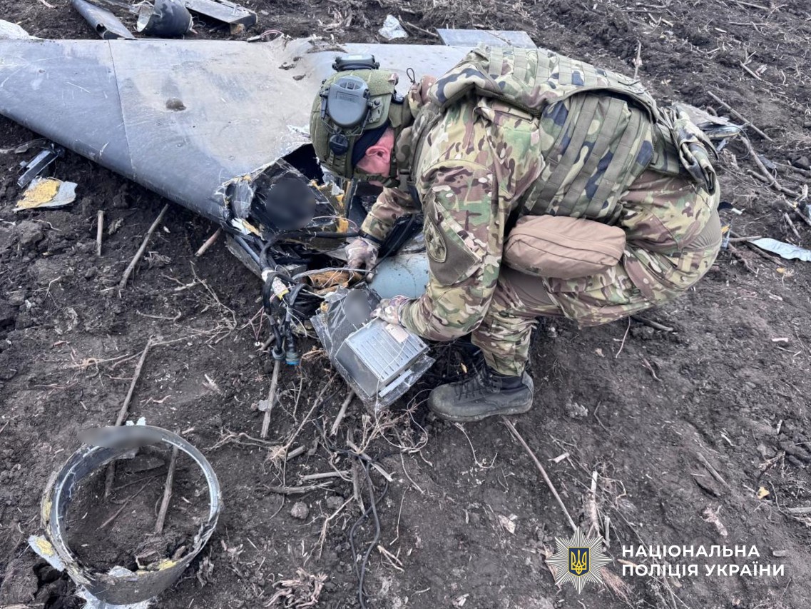 вибухотехнік оглядає уламки ворожого дрона