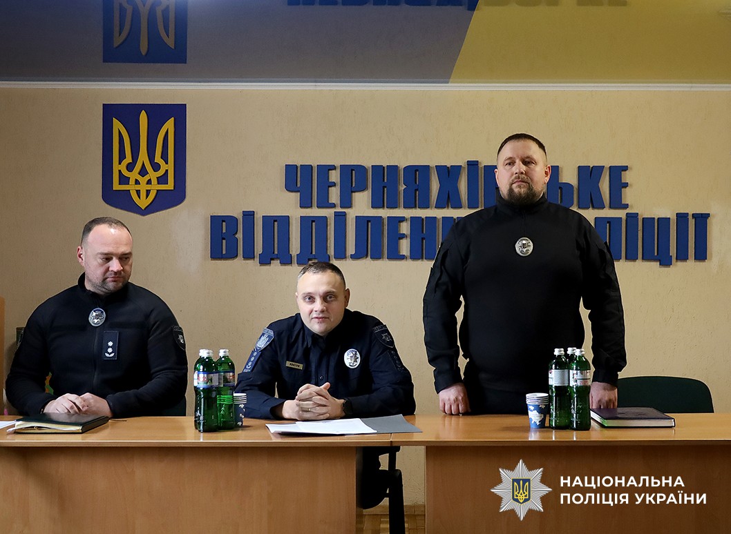 Начальник ГУНП Олександр Ковтун та начальник ВП №1 Станіслав Морозов представляють нового керівника.