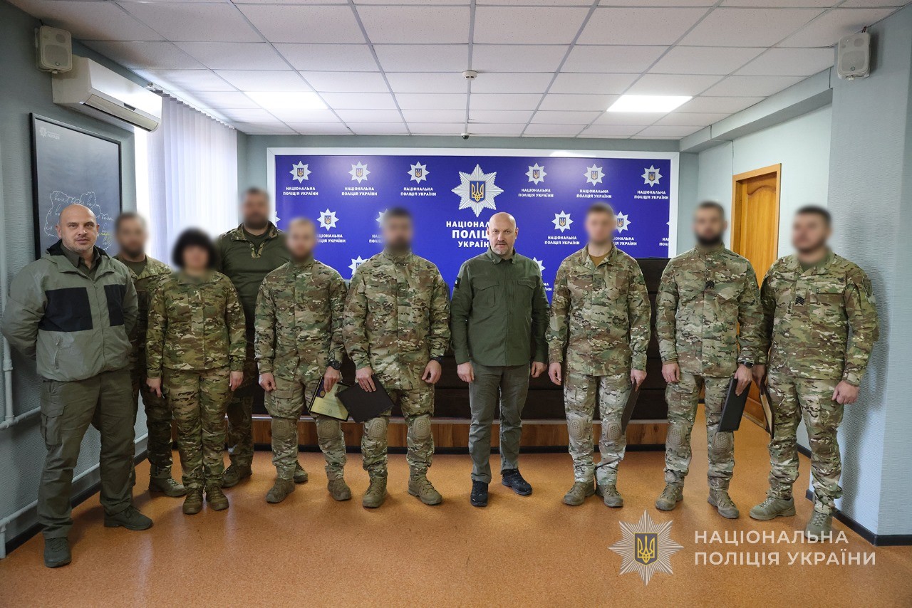 Керівник поліції Запоріжжя Артем Кисько зі спецпризначенцями.
