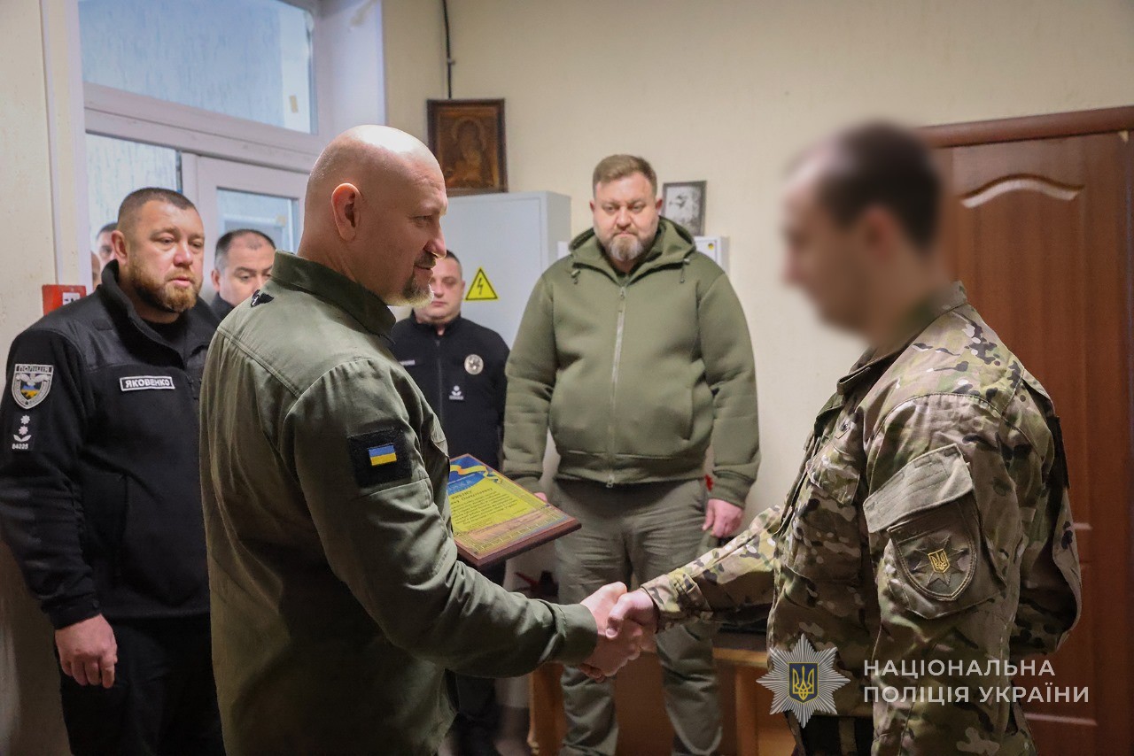 Керівник поліції Запоріжжя Артем Кисько вручає нагороду спецпризначенцю.
