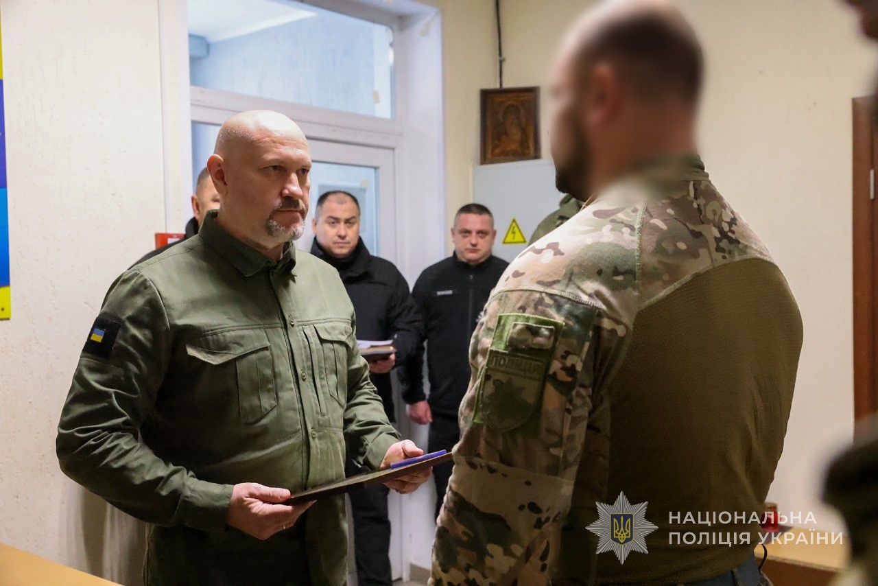 Керівник поліції Запоріжжя Артем Кисько вручає нагороду спецпризначенцю.