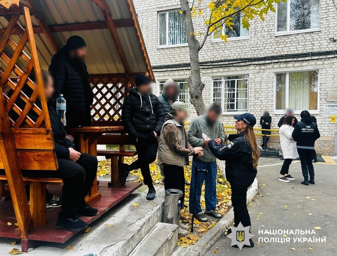 поліцейська спілкується із захисниками