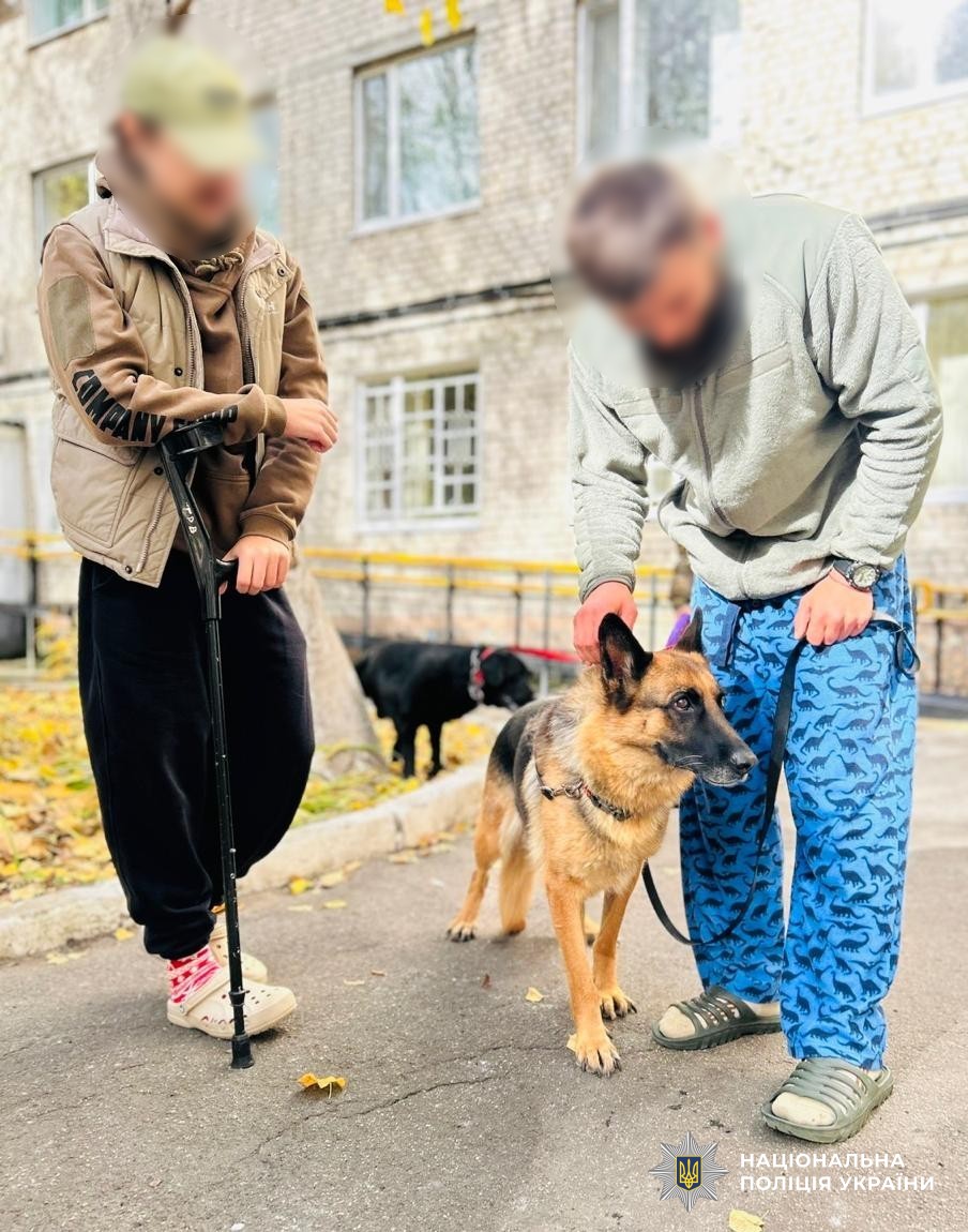 захисники взаємодіють із вівчаркою у процесії каністерапії