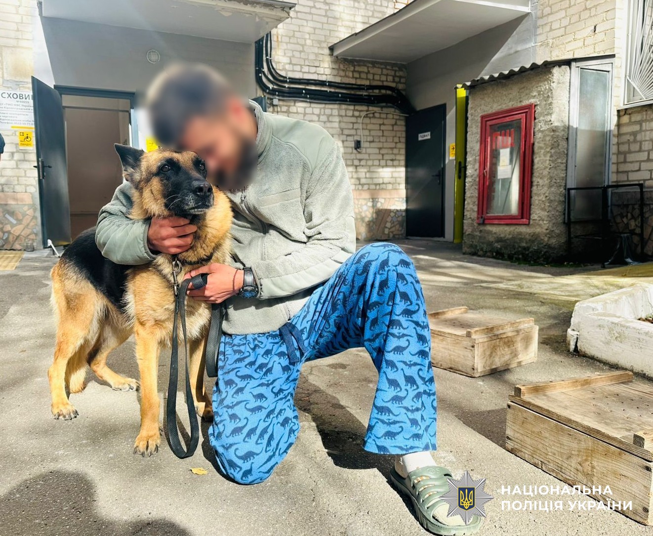 боєць обіймає службового собаку у процесі каністерапії