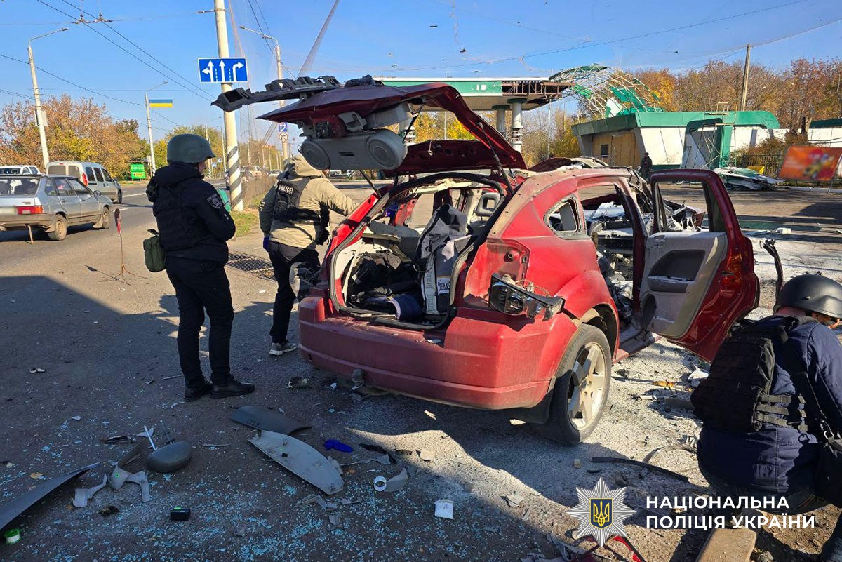 Пошкоджений вибухом автомобіль