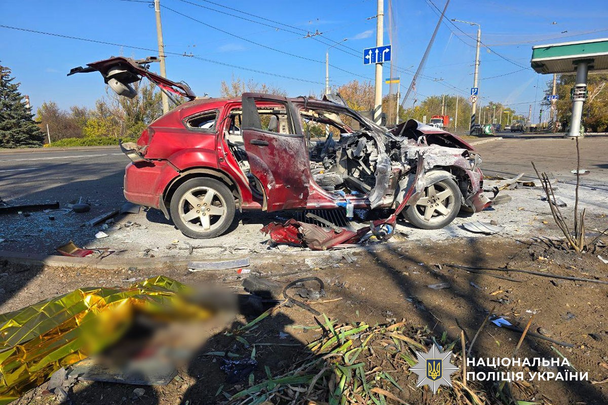 Пошкоджений вибухом автомобіль