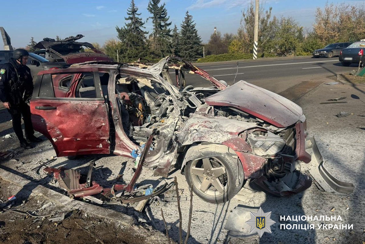 Пошкоджений вибухом автомобіль