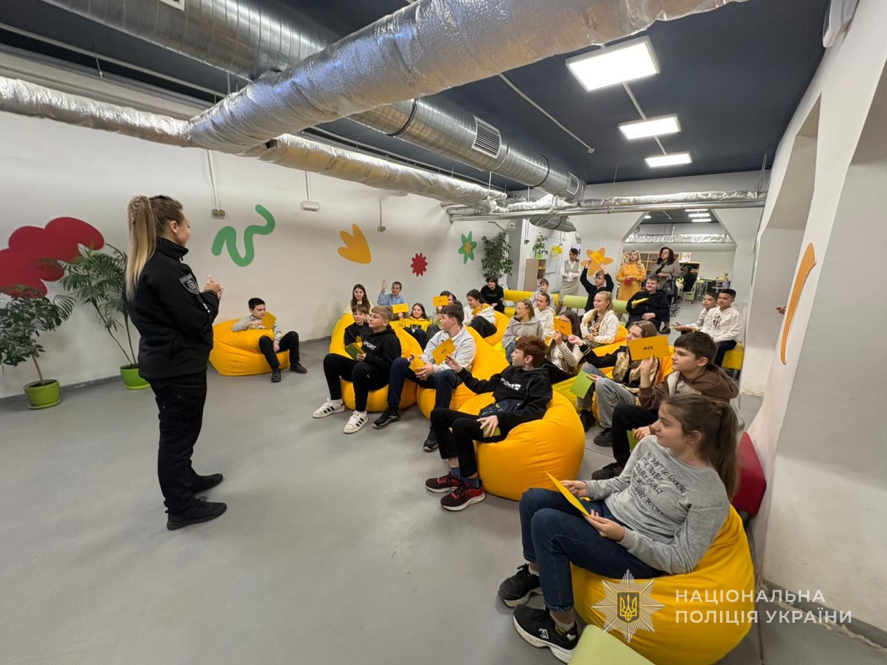 Діти з представницею управління боротьби з наркозлочинністю.