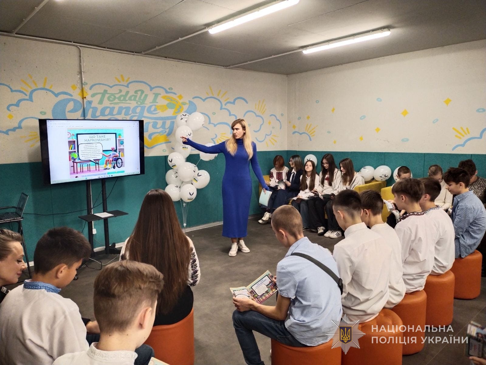Вчителька читає лекцію для дітей.