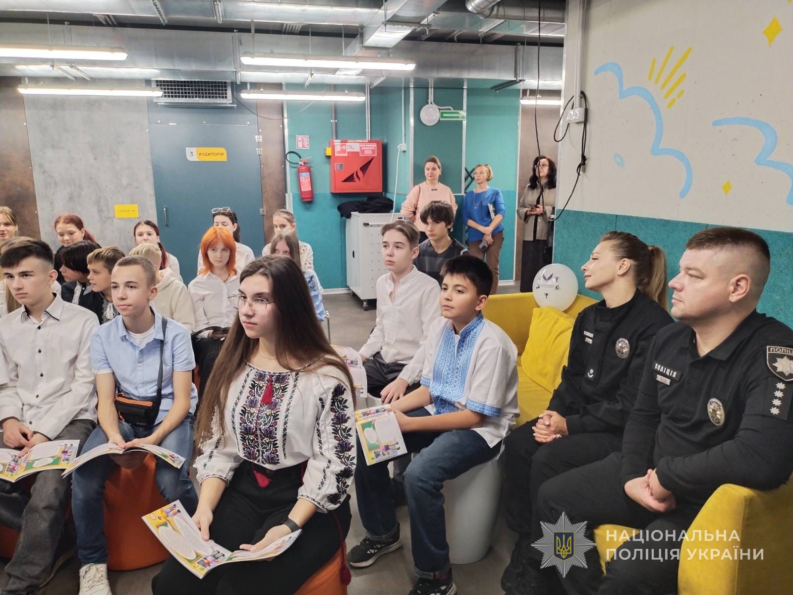 Діти з працівниками управіння боротьби з наркозлочинністю.