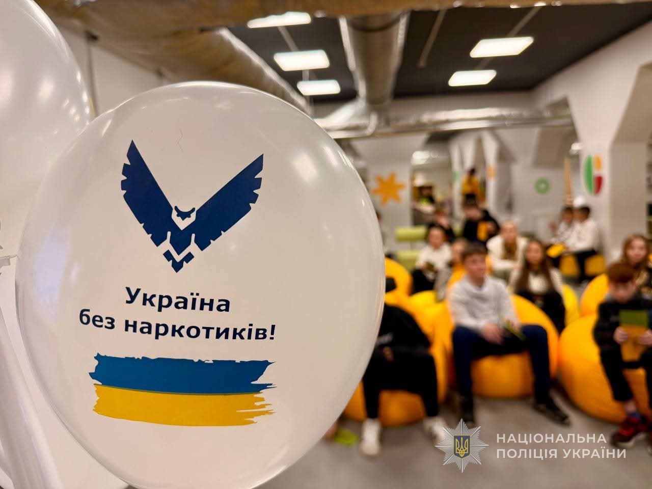 Кулька із зображенням Департаменту боротьби з наркозлочинністю.