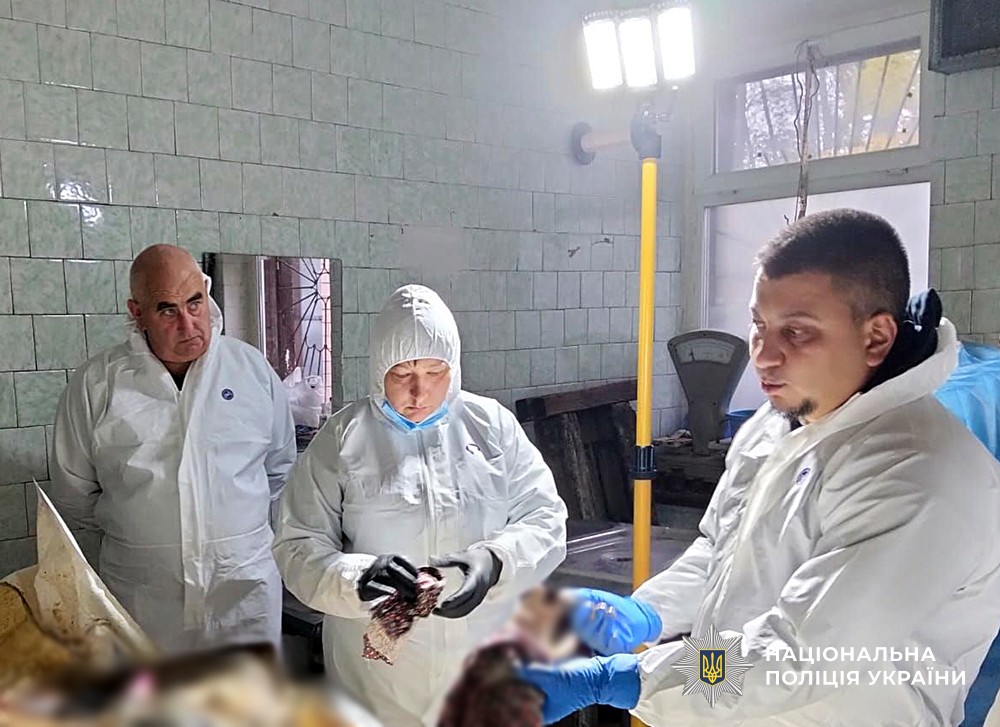 фахівці проводять дактилоскопію невпізнаного тіла.