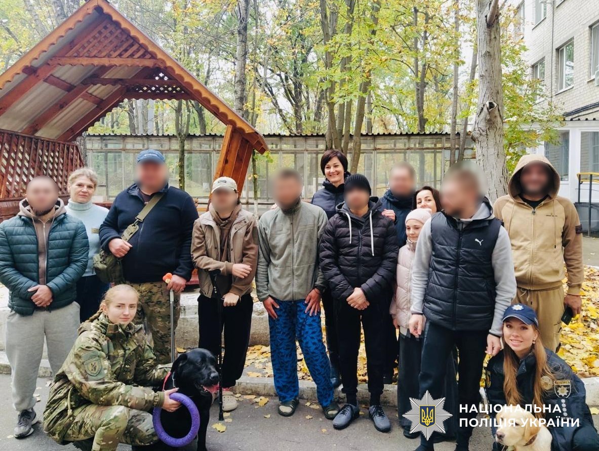 поліцейські з пораненими бійцями та їх родинами