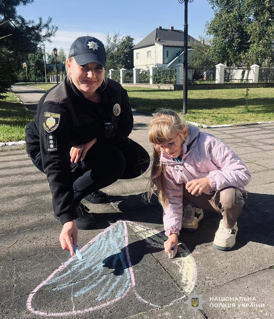Вже понад рік старший летенант поліції несе службу в ліцеї села Угерсько Стрийського району Львівщини. За цей час офіцер заслужила довіру та любов як педагогів, так і учнів.