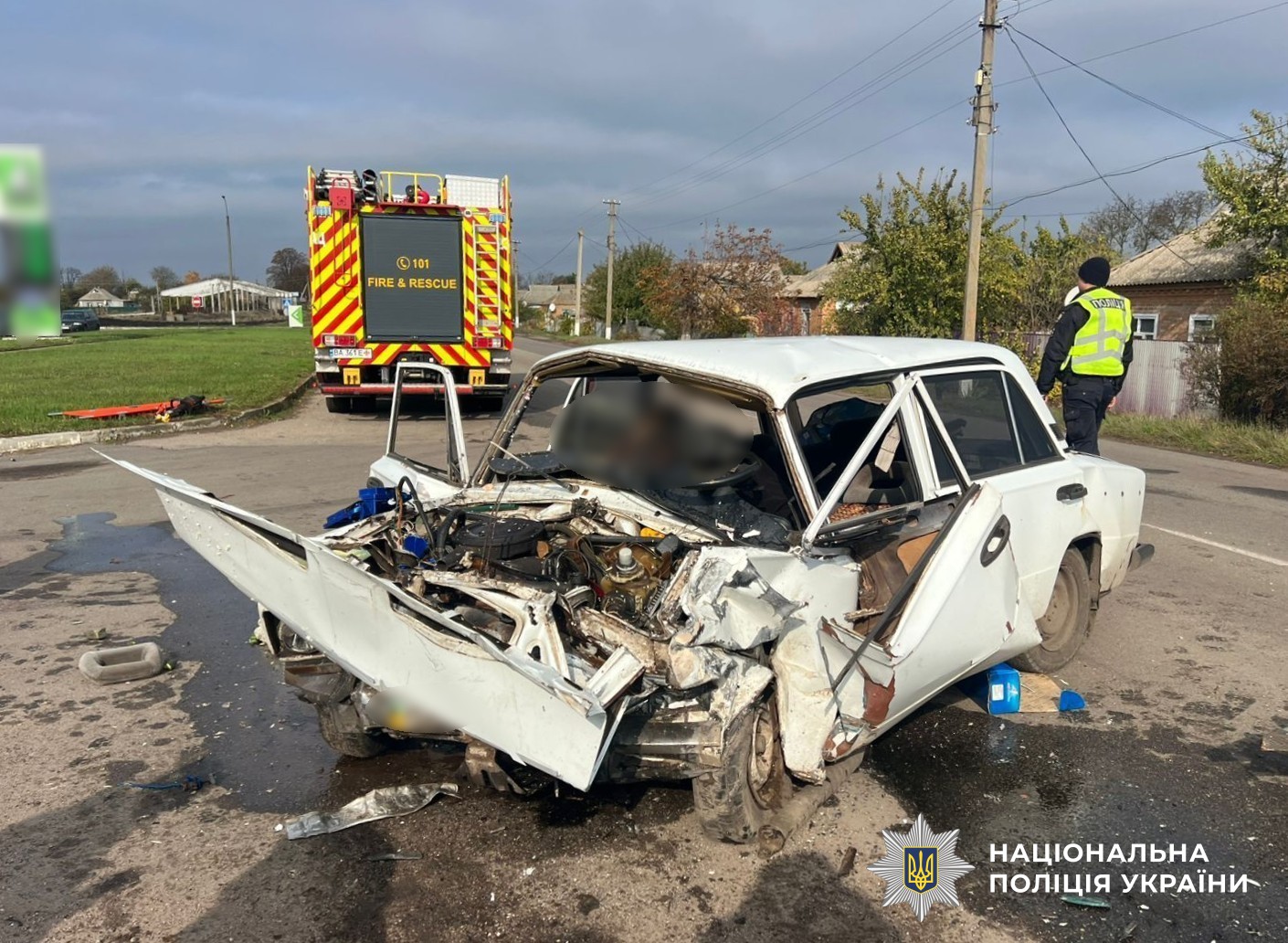 пошкоджений автомобіль на місці ДТП