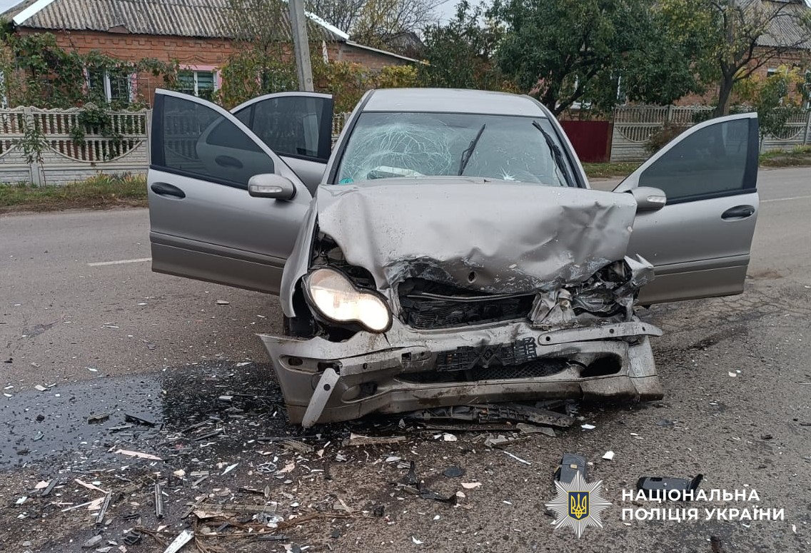 пошкоджений автомобіль на місці ДТП