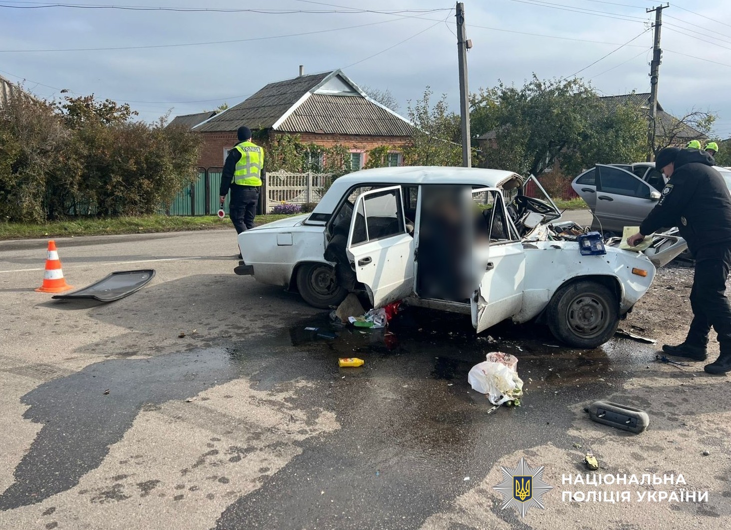 поліцейські працюють на місці ДТП