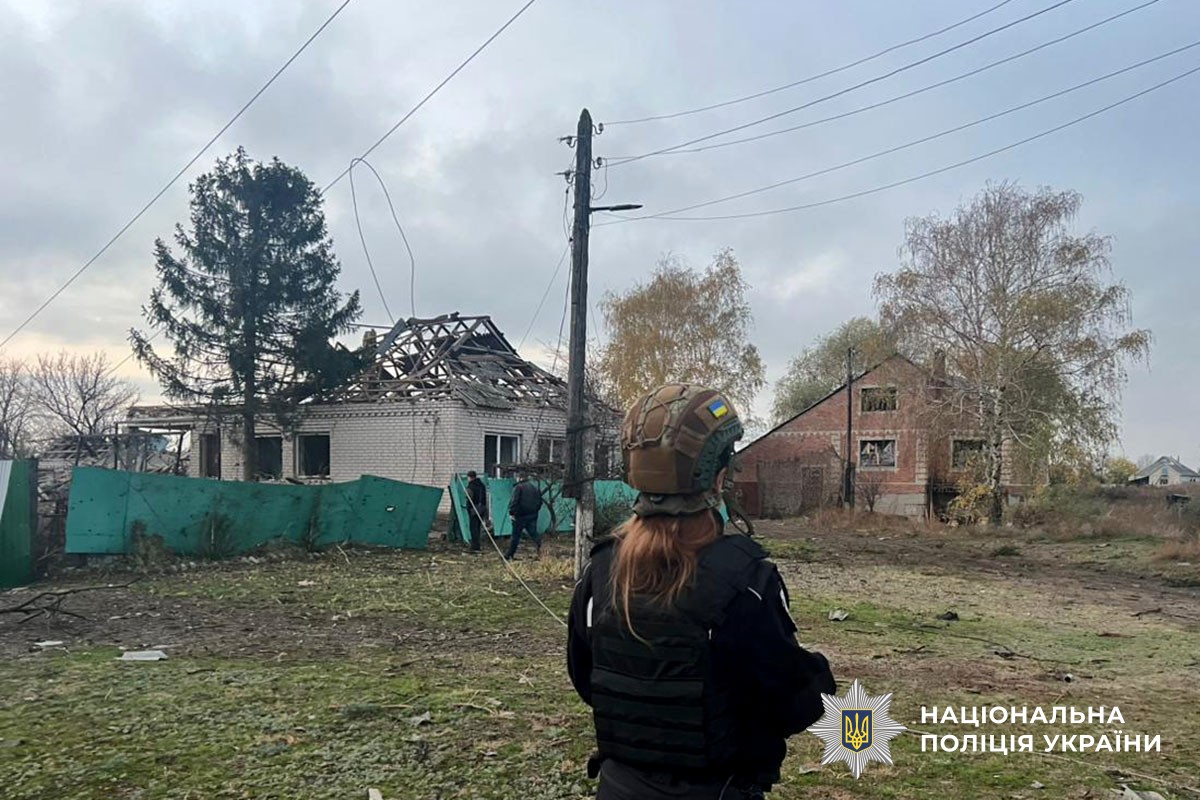 Поліцейська документує наслідки обстрілу