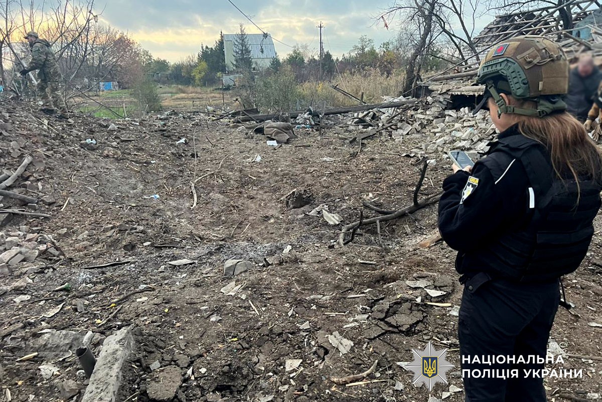 Поліцейська документує наслідки обстрілу