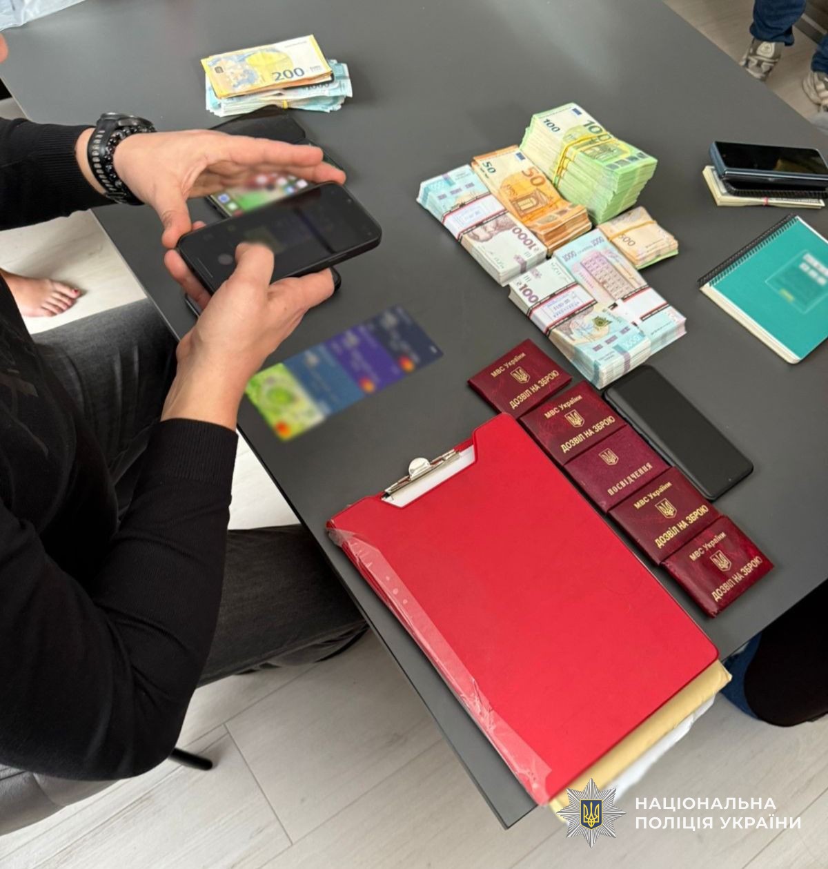 Вилучені речові докази у фігурантів: гроші, картки, телефони та дозволи на зброю