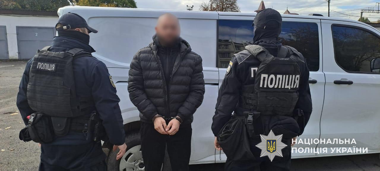 Поліцейський та ще один підозрюваний у кримінальному провадженні