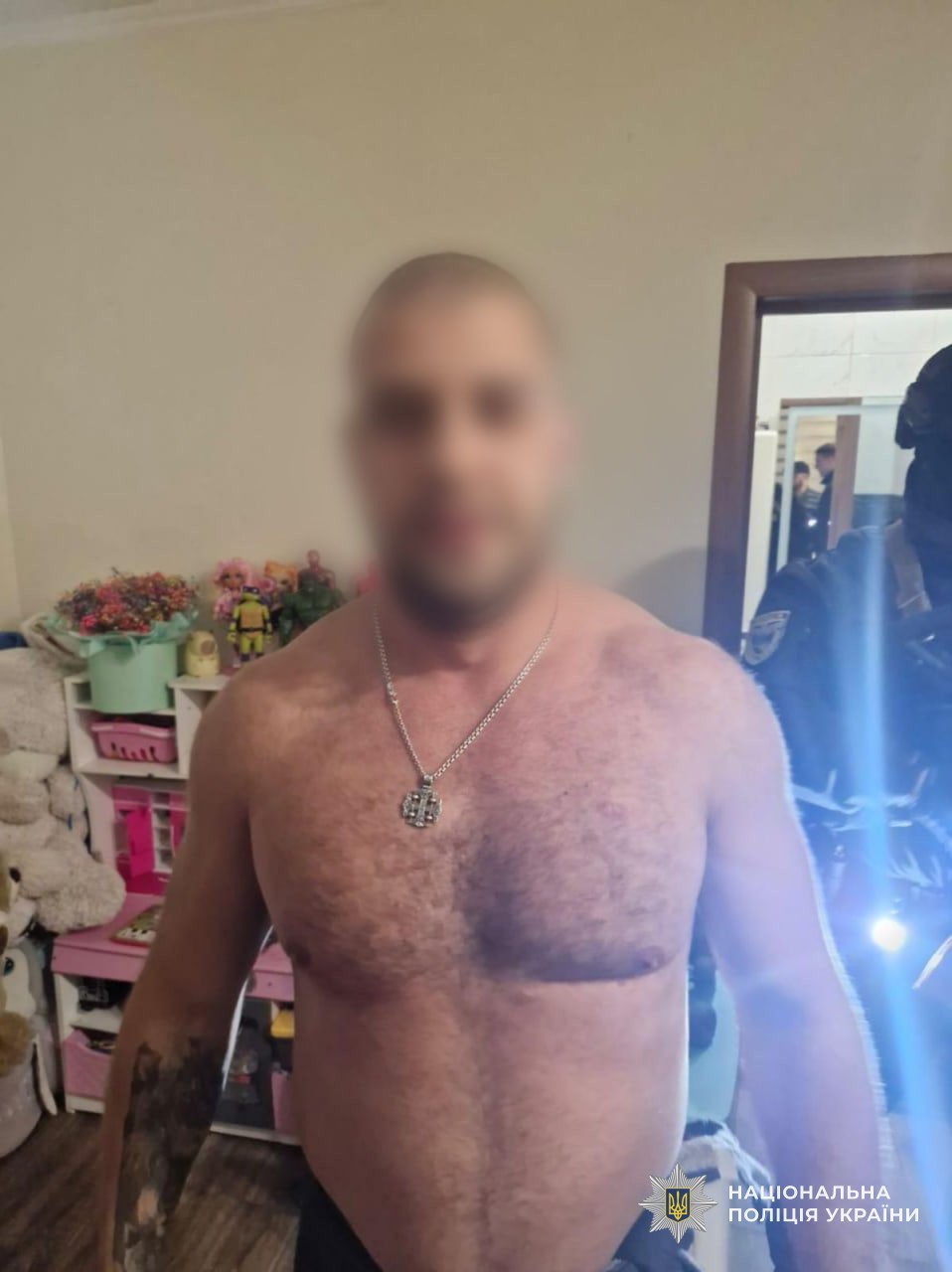 Фото одного з членів ОЗГ під час обшуку