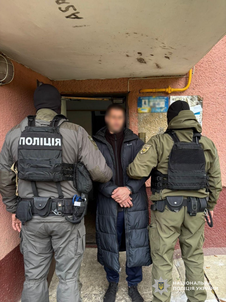 Спецпризначенці поліції тримають одного із затриманих фігурантів