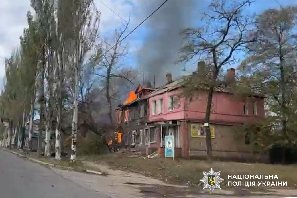 Зруйнований будинок горить