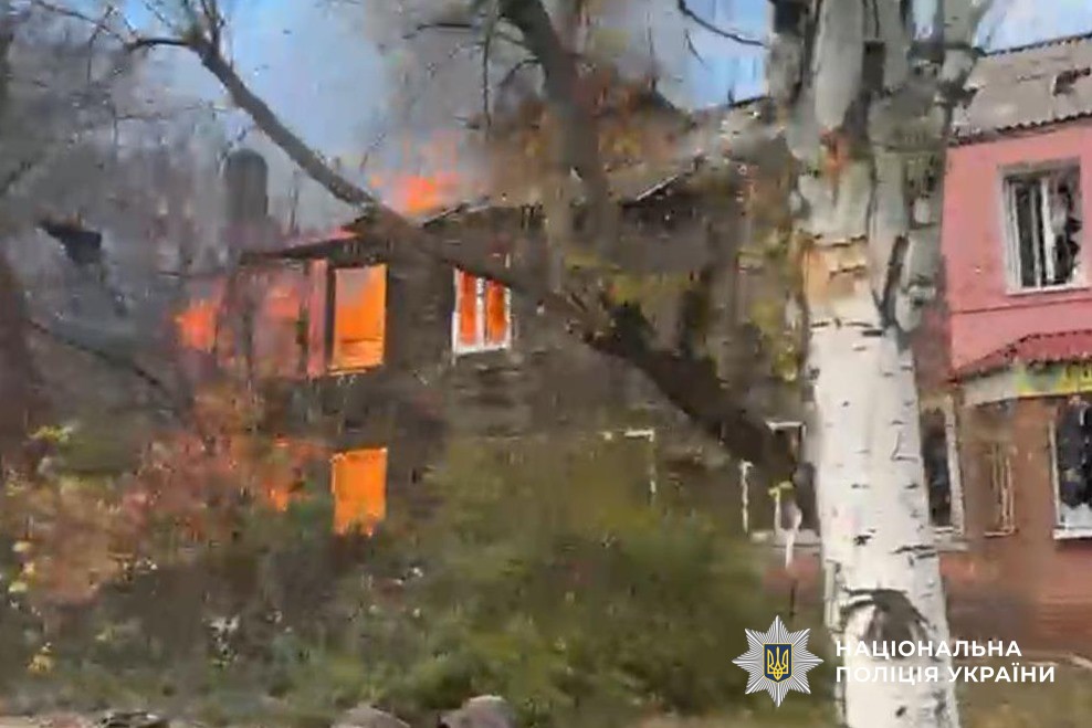 Зруйнований будинок горить