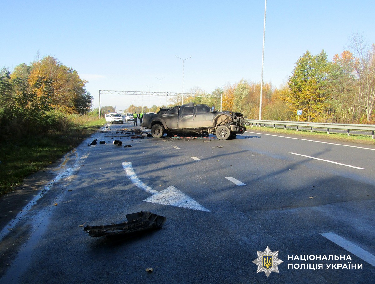Пошкоджений автомобіль Ford на місці ДТП
