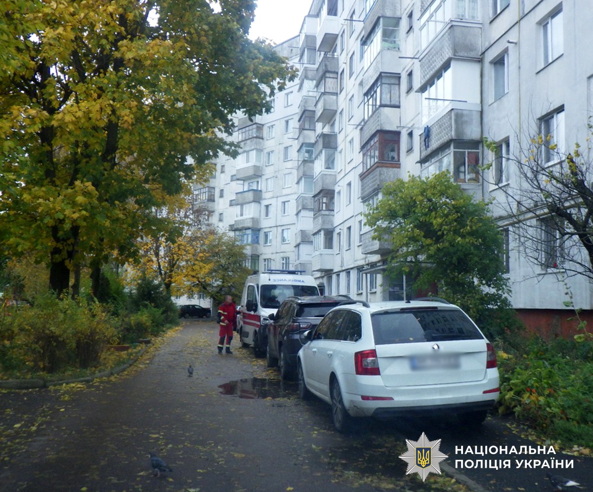 Авто швидкої допомоги у подвір'ї багатоквартирного будинку