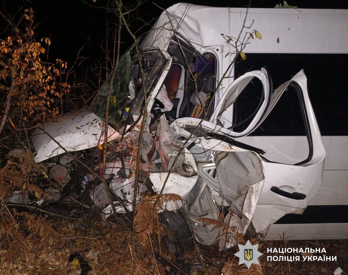 Пошкоджений у ДТП автомобіль Opel Movano білого кольору