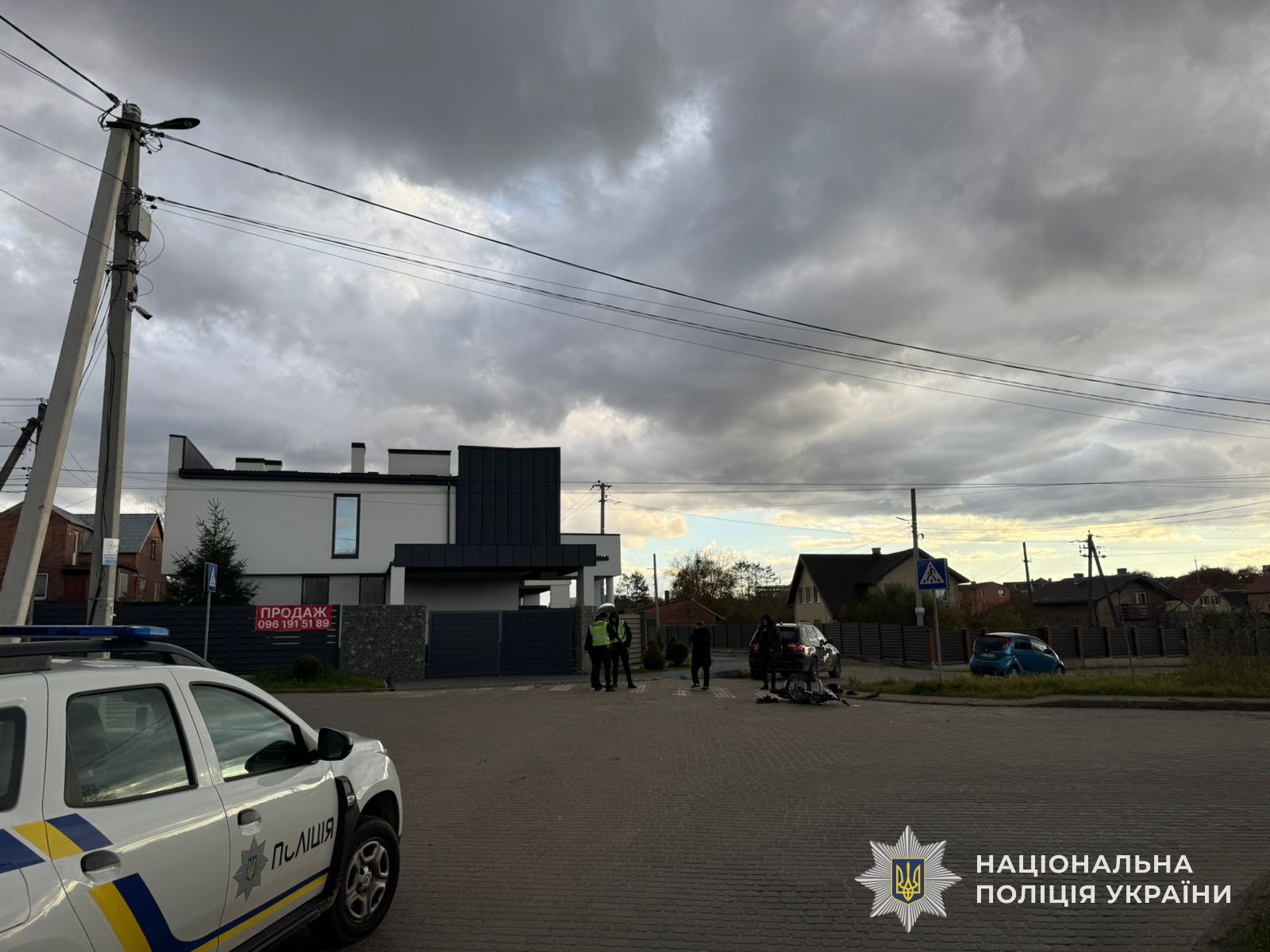 У Львівському районі внаслідок зіткнення з автомобілем травмовані малолітні водій та пасажир мотоцикла – поліцейські встановлюють обставини