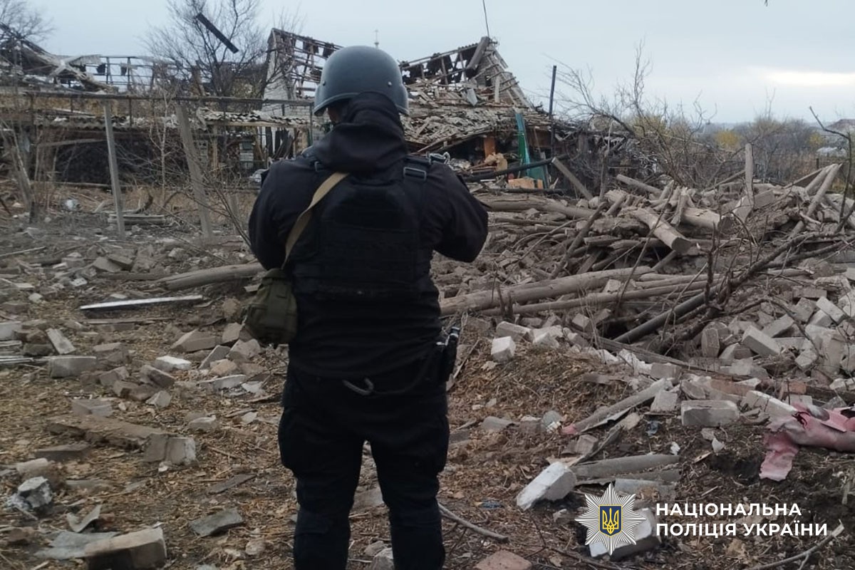 Поліцейський документує наслідки обстрілу