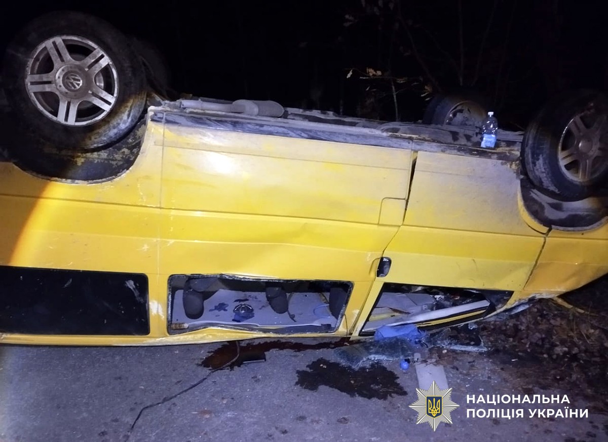 перевернутий мікроавтобус жовтного кольору