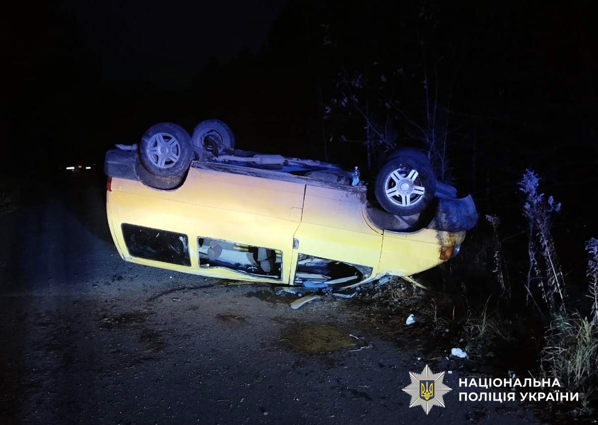 перевернутий мікроавтобус жовтного кольору