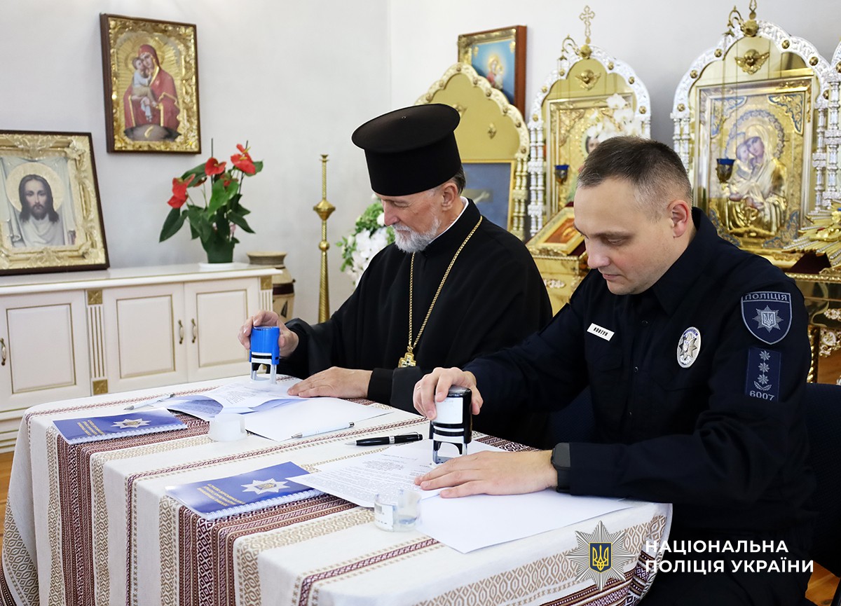 Отець Богдан та Олександр Ковтун ставлять печатки на Меморандумі.