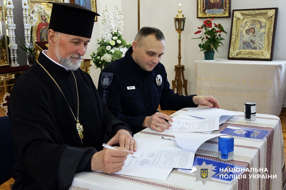 Отець Богдан та начальник ГУНП в Житомирській області Олександр Ковтун підписують Меморандум.