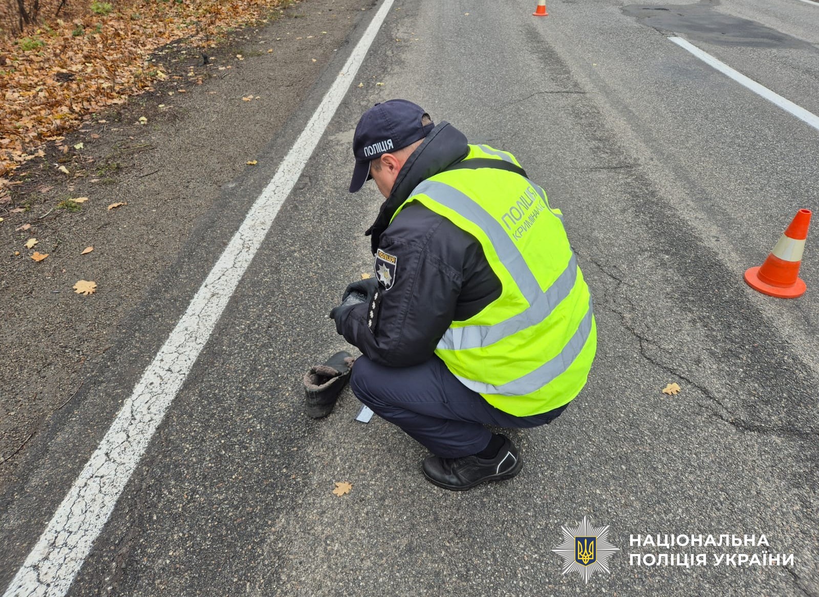криміналіст працює на місці ДТП