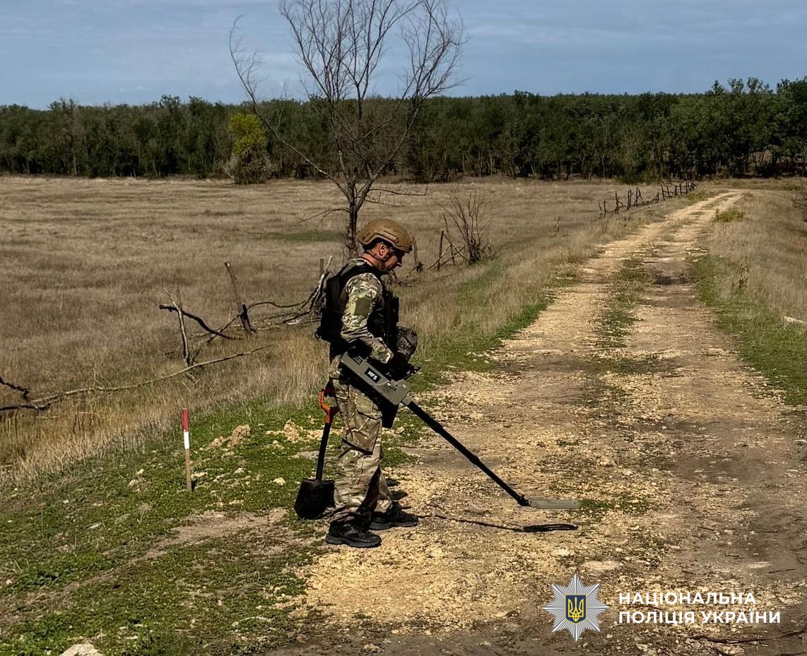 поліцейські вибухотехніки під час розмінування звільнених територій