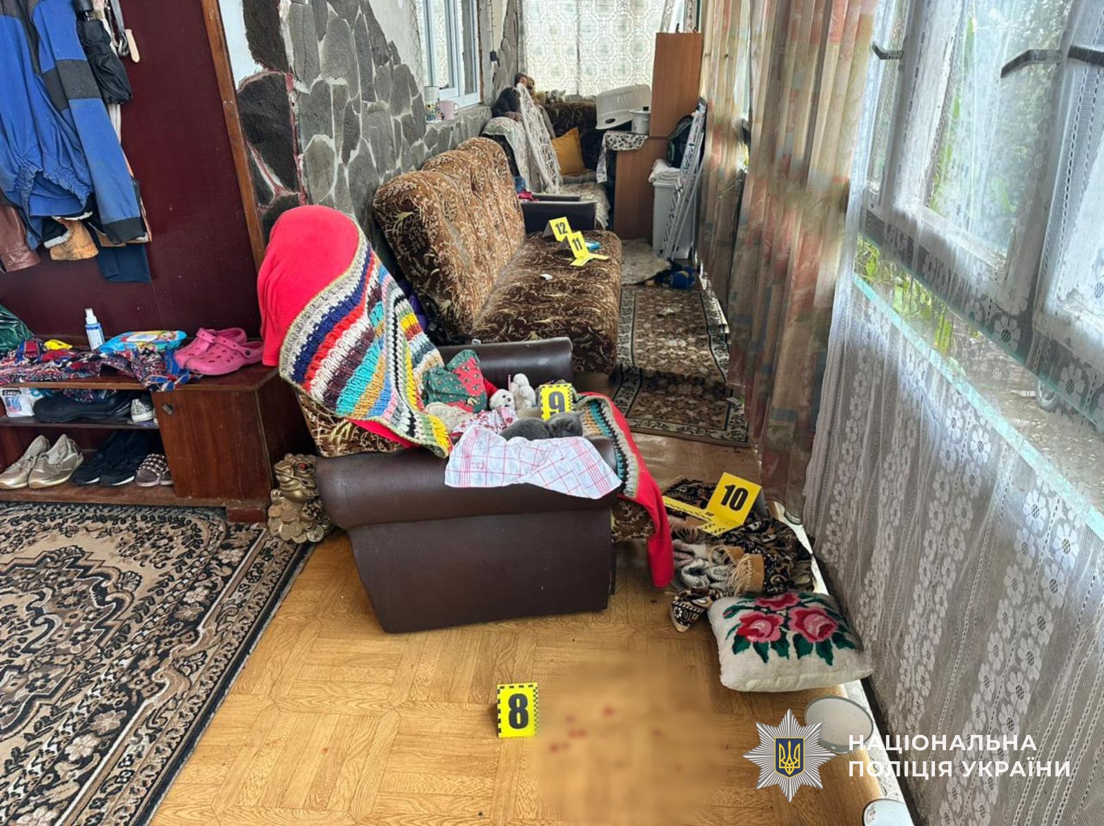 Фото огляду місця події: сліди крові, маркувальні таблички