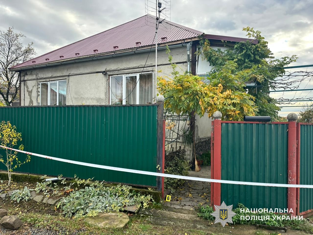 Будинок, в якому відбувся злочин, огороджений стрічкою під час слідчих дій
