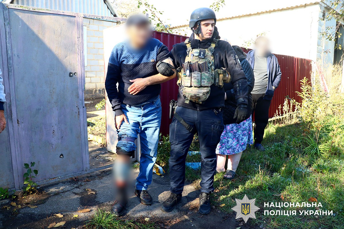 Поліцейський допомагає пораненому