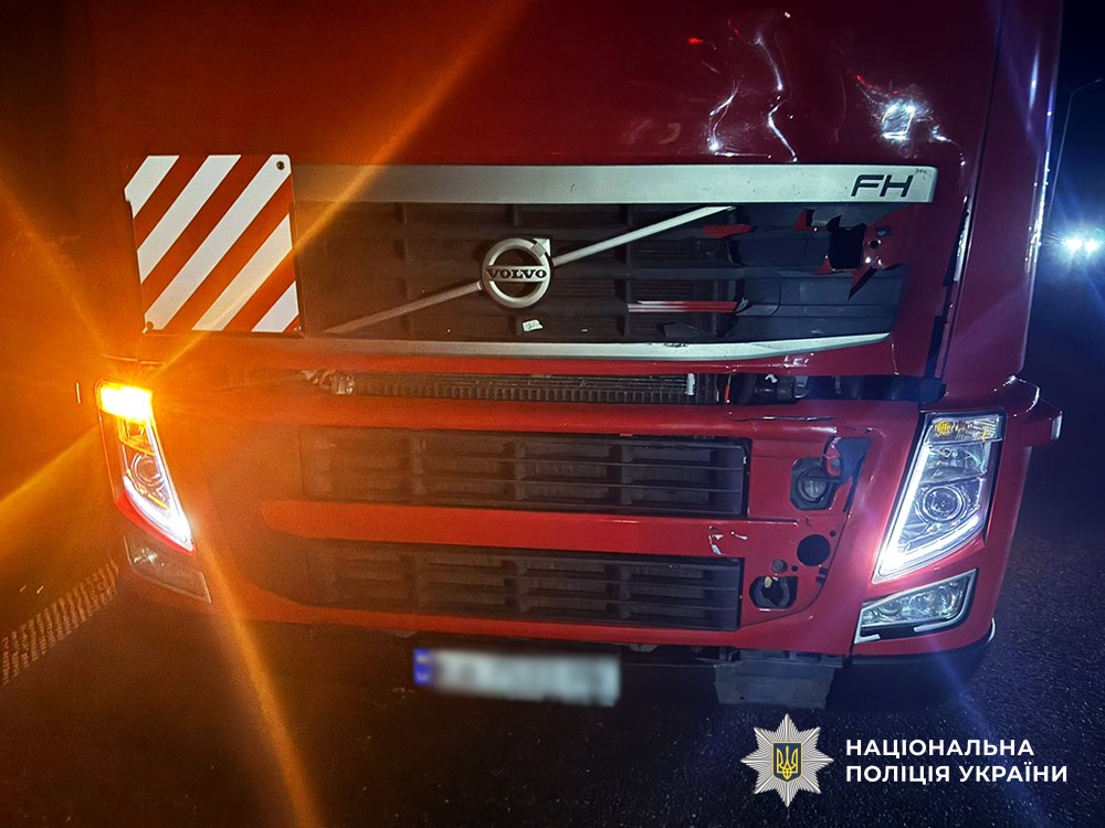 Вантажівка з пошкодженнями.