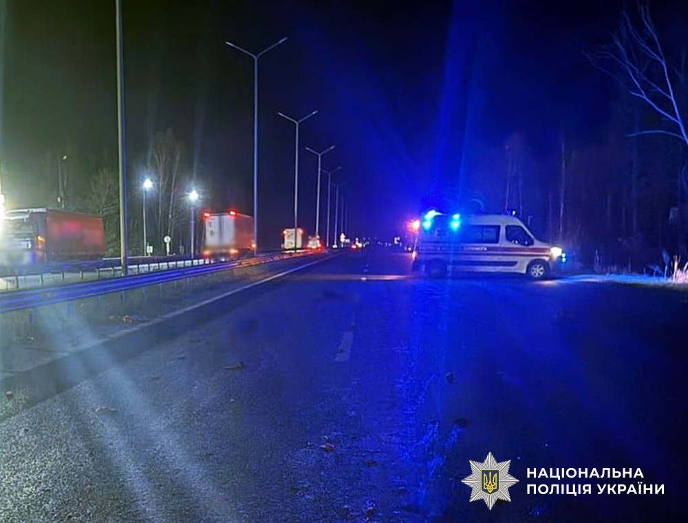 На дорозі стоїть авто швидкої.