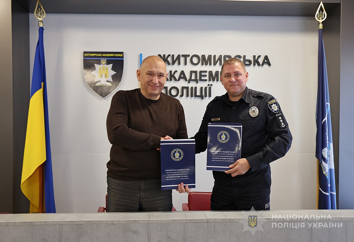 Максим Каптенко і Олександр Васьківський тиснуть руки з нагоди підписаного меморандуму