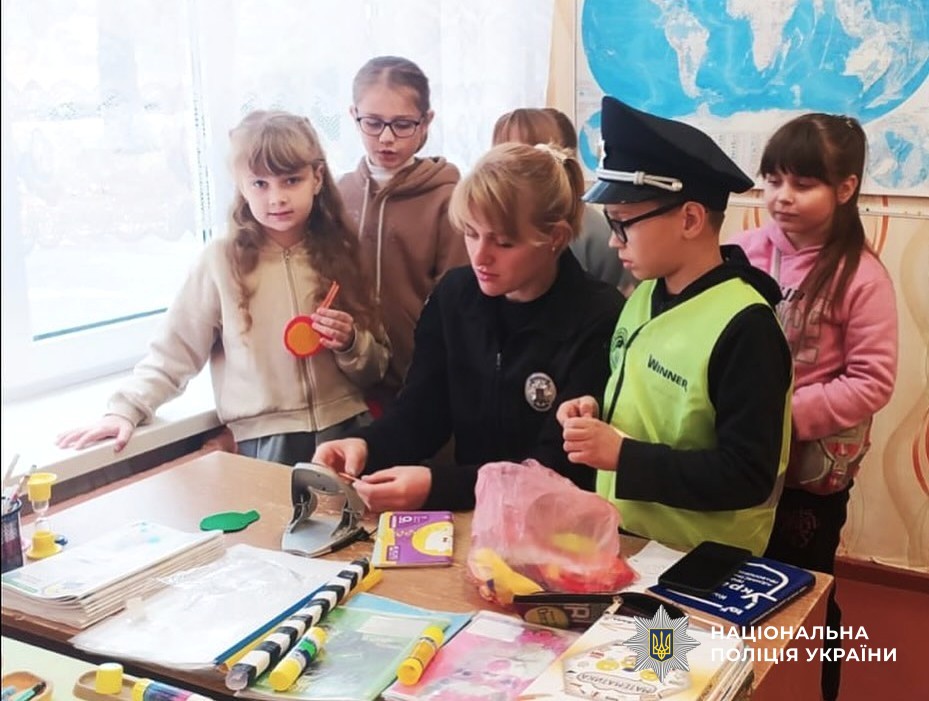 поліцейська та діти виготовляють флікери