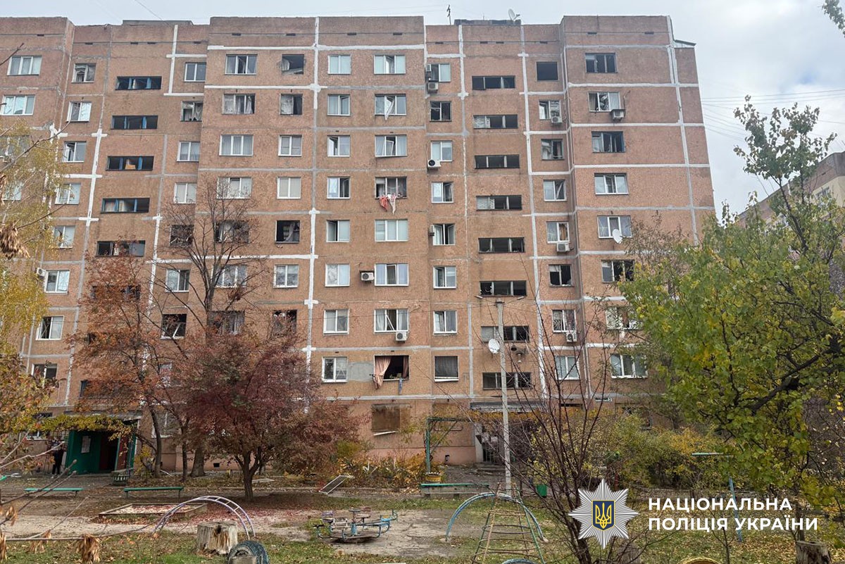 Зруйнована багатоповерхівка без вікон