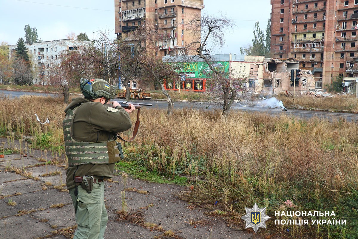 Поліцейський знешкоджує дрон